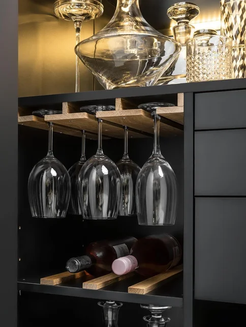 praktycznie zorganizowane wnętrze barku na alkohol